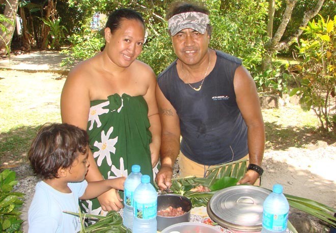 Bora Bora Yacht Club - host Rapa and his wife ©  SW